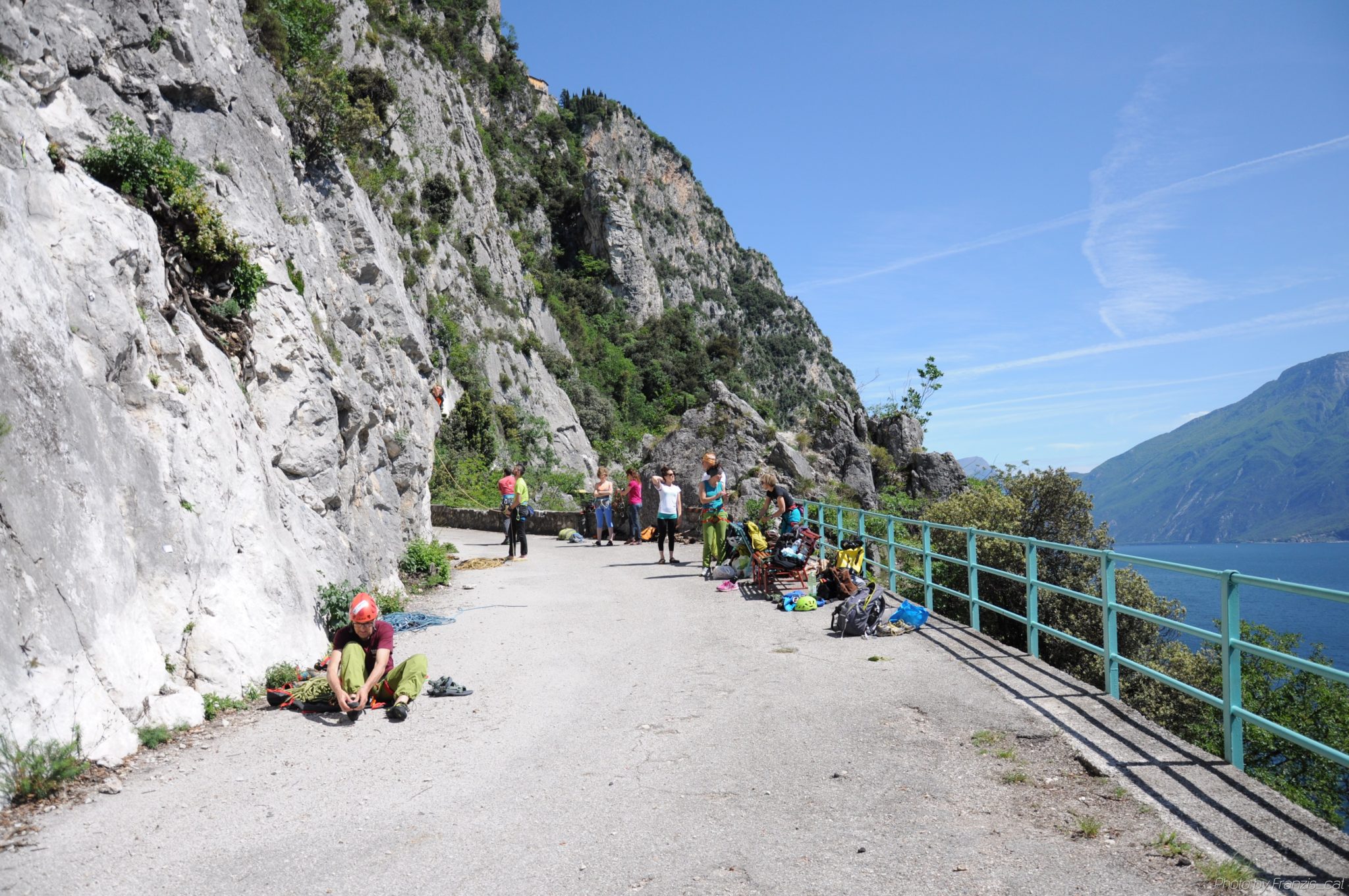 Arrampicata sportiva con vista lago a Campione del Garda