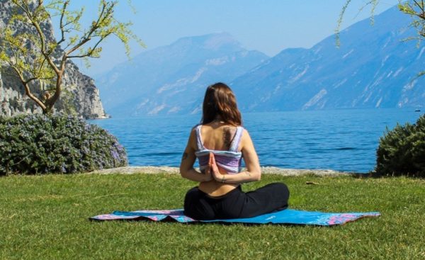 Insegnante di Yoga durante una lezione