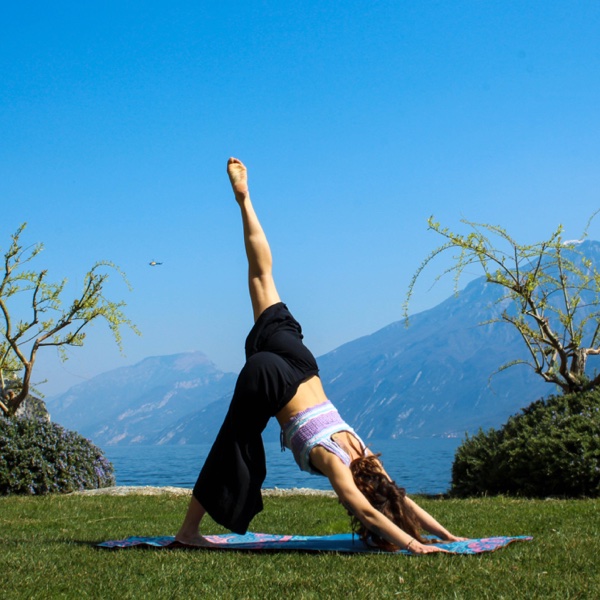 Insegnante di Yoga durante una lezione