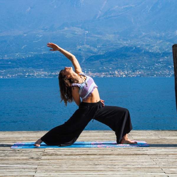 Insegnante di Yoga durante una lezione