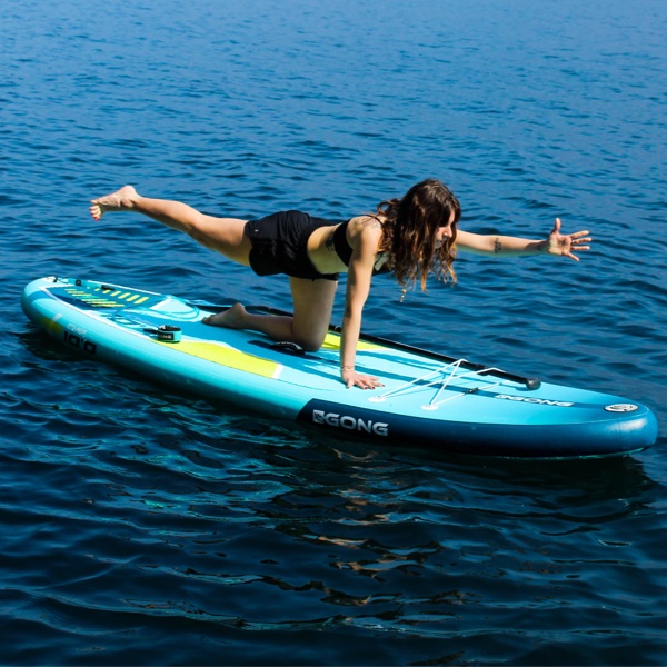 Insegnante di Yoga su tavola da kitesurf